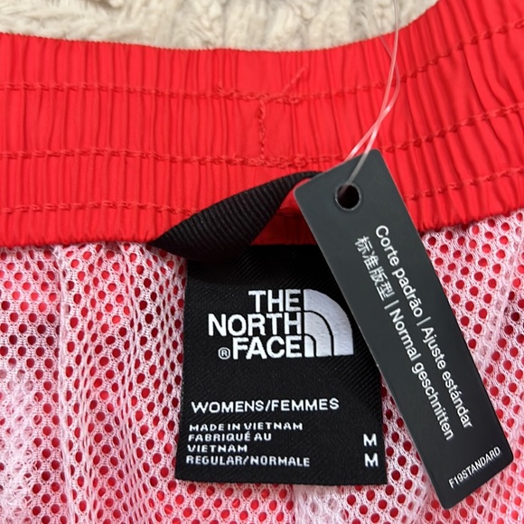 The North Face women’s windwall outline shorts horizon red Size Medium, New! - Picture 10 of 16